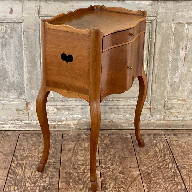 Table de chevet en noyer Louis XV