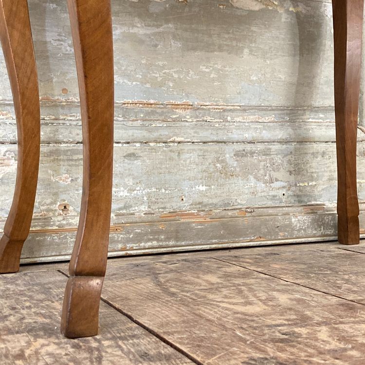 Table de chevet en noyer Louis XV