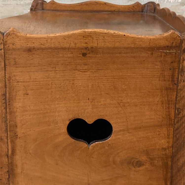 Table de chevet en noyer Louis XV