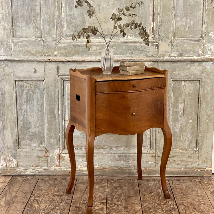 Table de chevet en noyer Louis XV