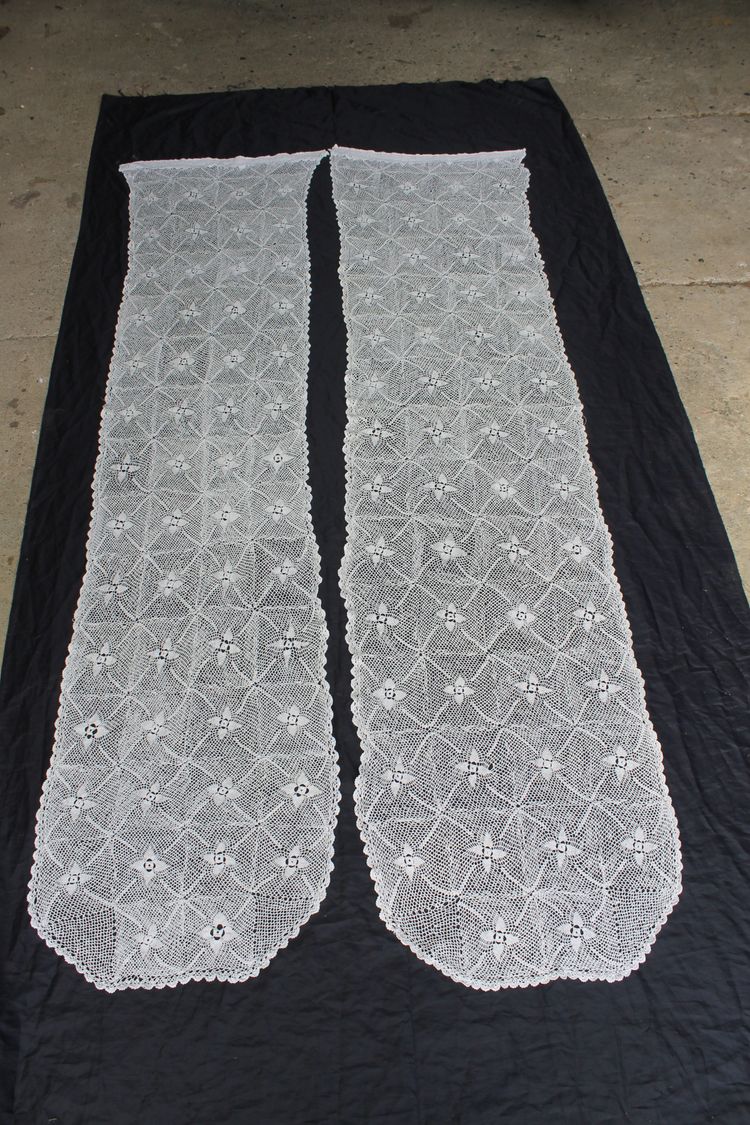 Pair of handmade lace curtains with floral decoration d: 250 x 55 cm each