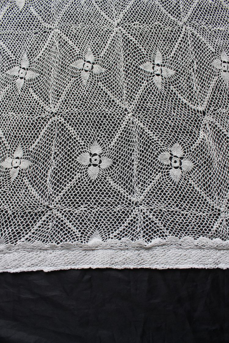 Pair of handmade lace curtains with floral decoration d: 250 x 55 cm each