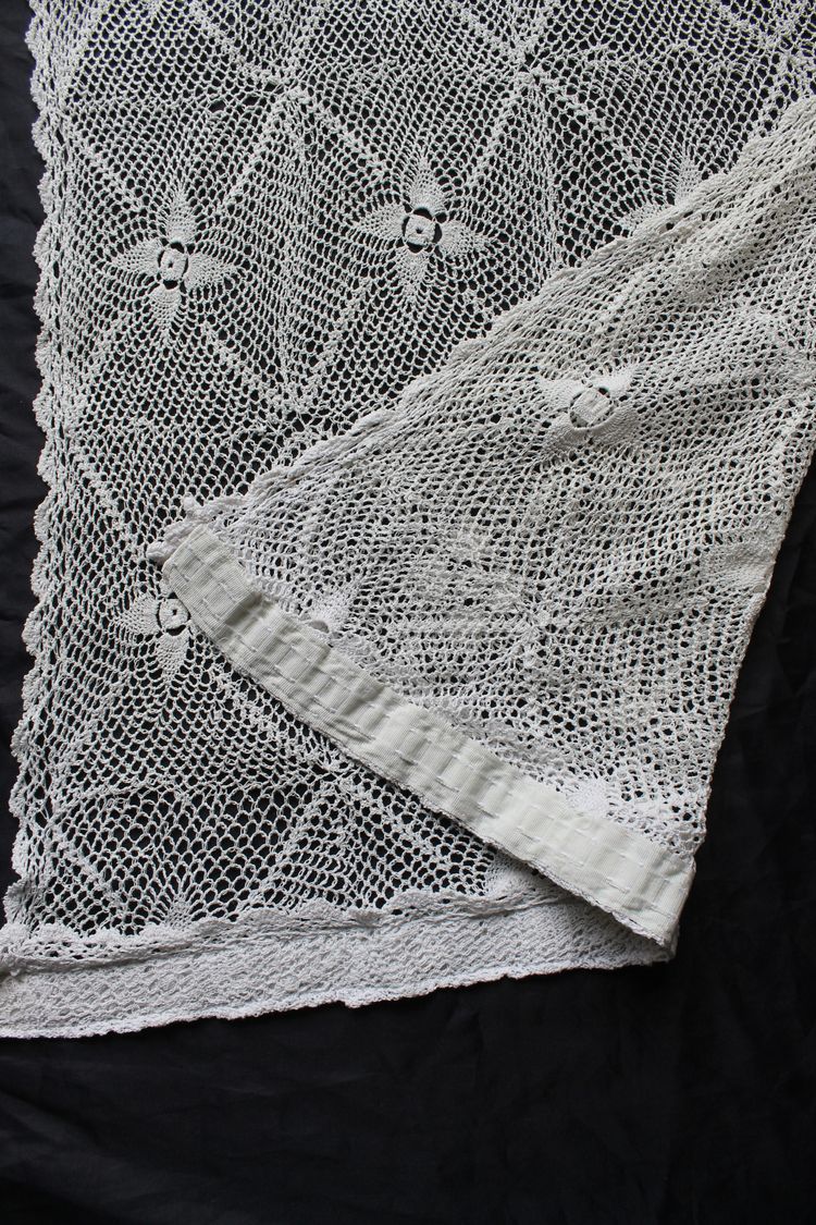 Pair of handmade lace curtains with floral decoration d: 250 x 55 cm each
