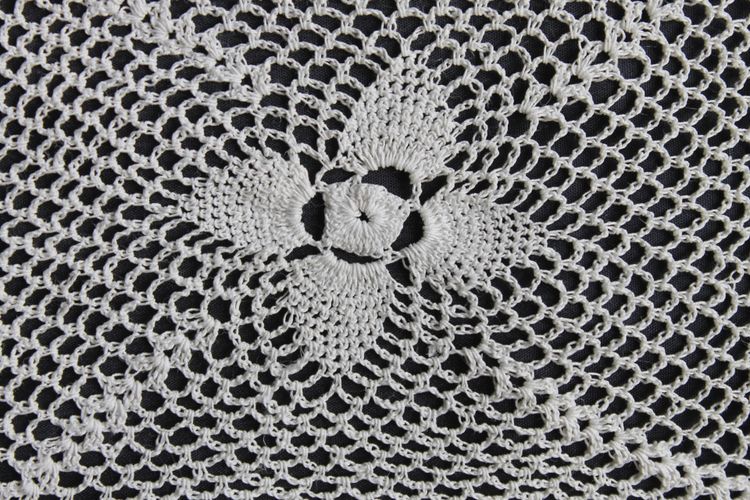Pair of handmade lace curtains with floral decoration d: 250 x 55 cm each