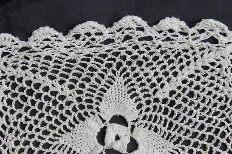 Pair of handmade lace curtains with floral decoration d: 250 x 55 cm each