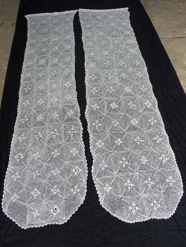 Pair of handmade lace curtains with floral decoration d: 250 x 55 cm each