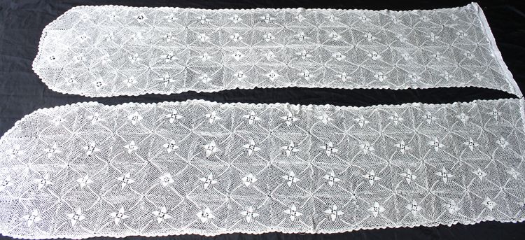 Pair of handmade lace curtains with floral decoration d: 250 x 55 cm each
