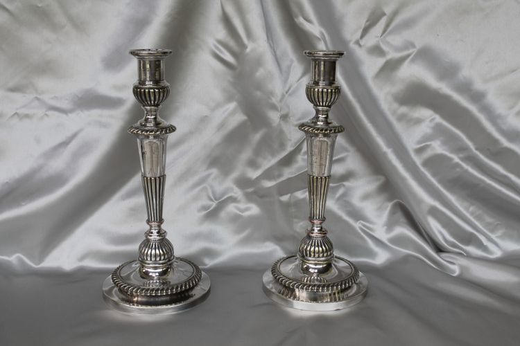Coppia di candelieri in bronzo argentato in stile Luigi XVI, inizio XIX secolo