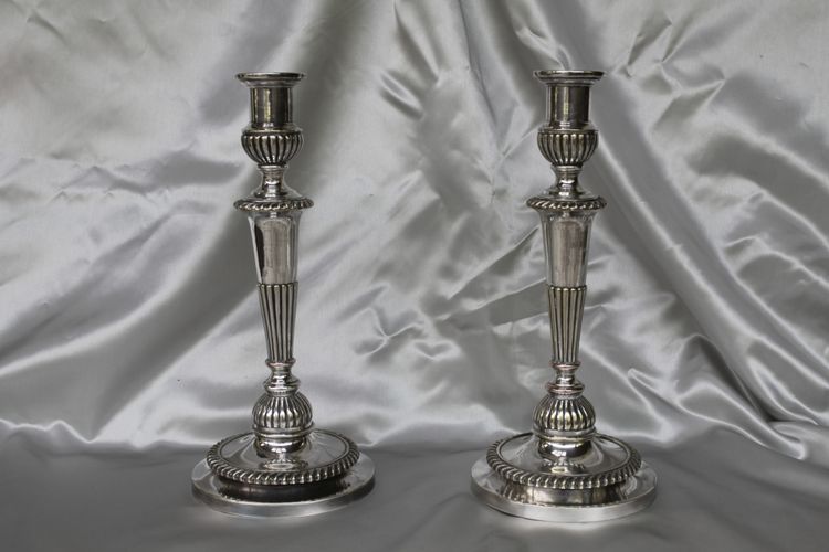 Coppia di candelieri in bronzo argentato in stile Luigi XVI, inizio XIX secolo