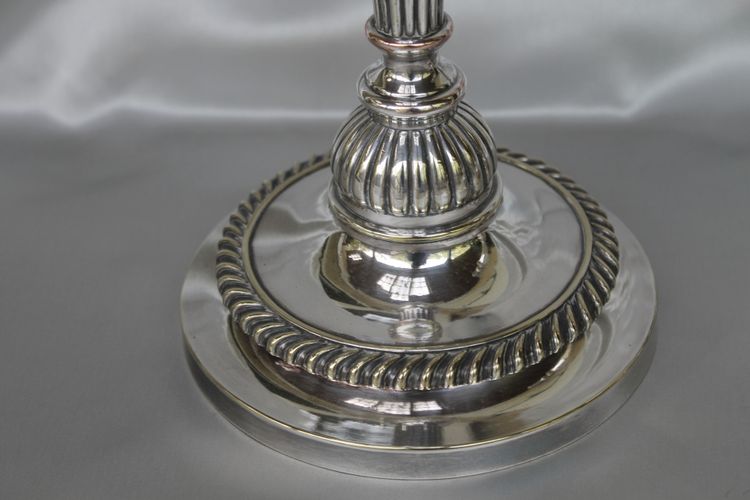 Coppia di candelieri in bronzo argentato in stile Luigi XVI, inizio XIX secolo