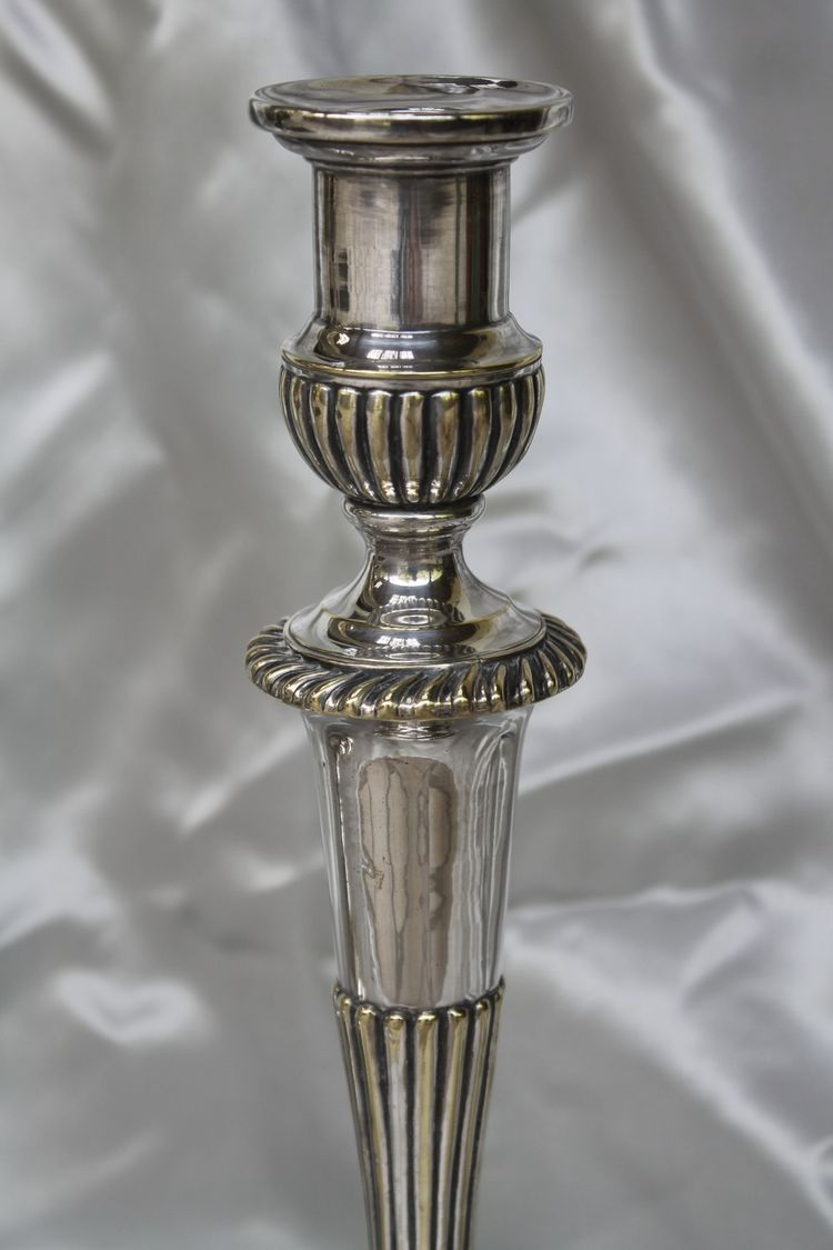 Coppia di candelieri in bronzo argentato in stile Luigi XVI, inizio XIX secolo