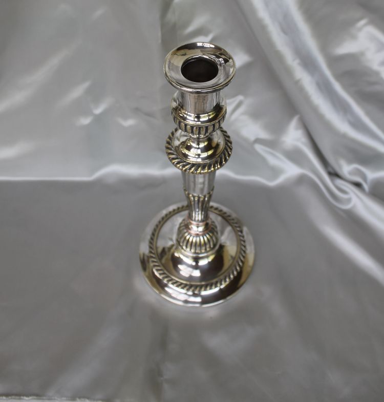 Coppia di candelieri in bronzo argentato in stile Luigi XVI, inizio XIX secolo
