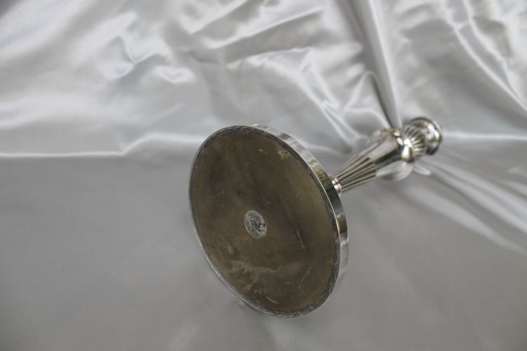 Coppia di candelieri in bronzo argentato in stile Luigi XVI, inizio XIX secolo