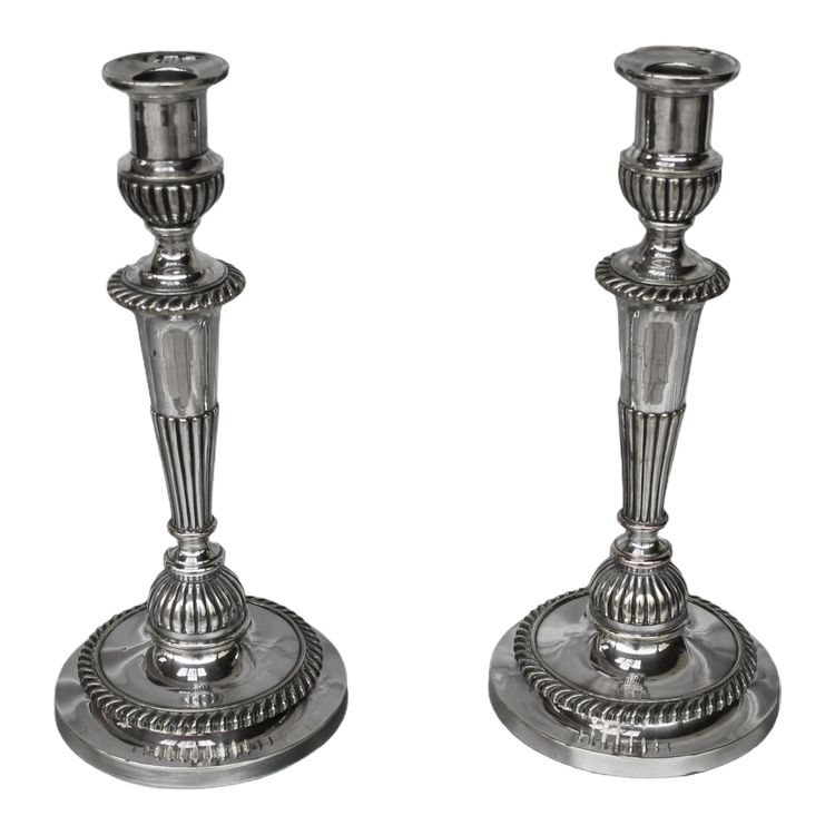 Coppia di candelieri in bronzo argentato in stile Luigi XVI, inizio XIX secolo
