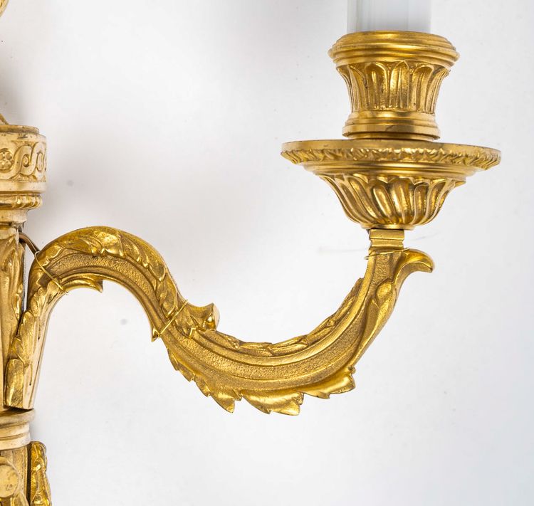 Paire d’Appliques en Bronze Ciselé à Deux Bras de Lumières de style Louis XVI vers 1850