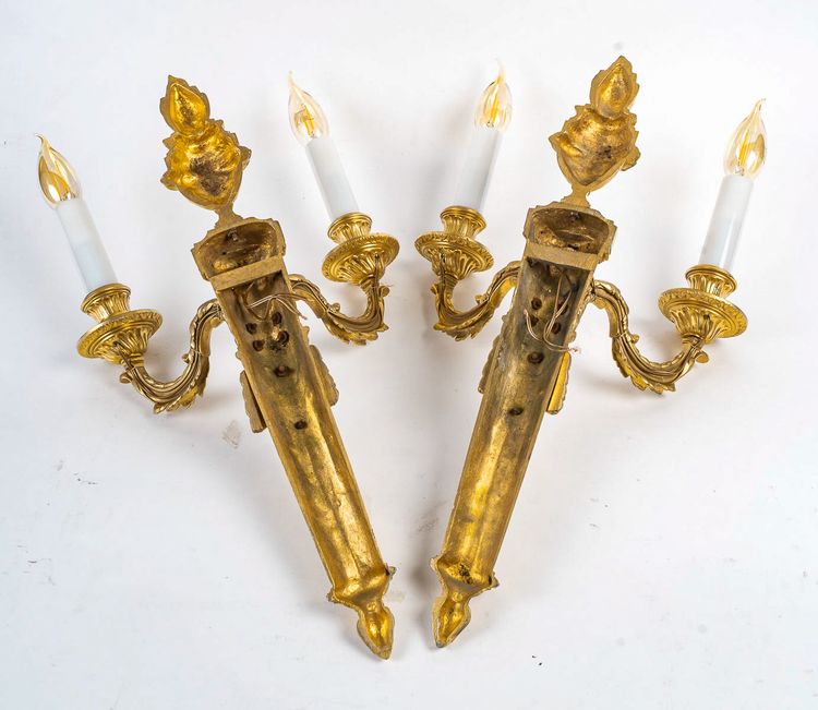 Paire d’Appliques en Bronze Ciselé à Deux Bras de Lumières de style Louis XVI vers 1850