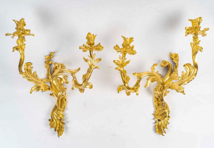 Paire d'appliques à deux lumières d’époque Louis XV en bronze ciselé et doré, vers 1750