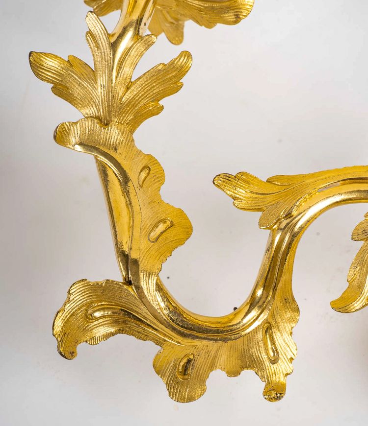 Paire d'appliques à deux lumières d’époque Louis XV en bronze ciselé et doré, vers 1750