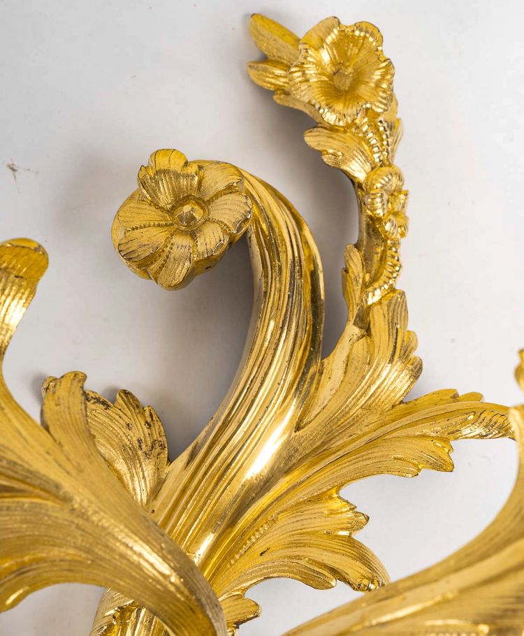 Paire d'appliques à deux lumières d’époque Louis XV en bronze ciselé et doré, vers 1750