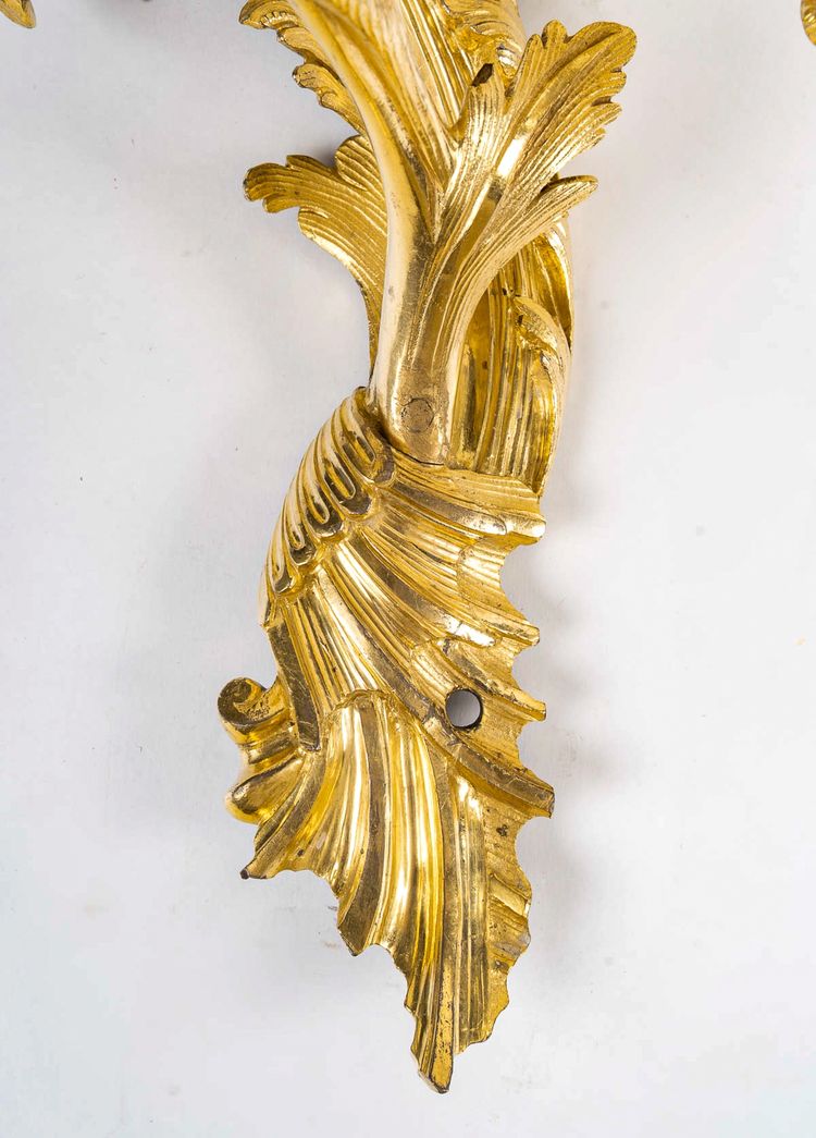 Paire d'appliques à deux lumières d’époque Louis XV en bronze ciselé et doré, vers 1750