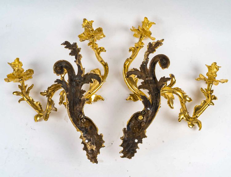 Paire d'appliques à deux lumières d’époque Louis XV en bronze ciselé et doré, vers 1750