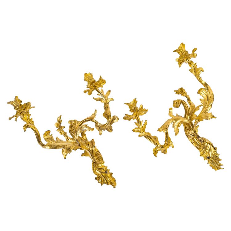 Paire d'appliques à deux lumières d’époque Louis XV en bronze ciselé et doré, vers 1750