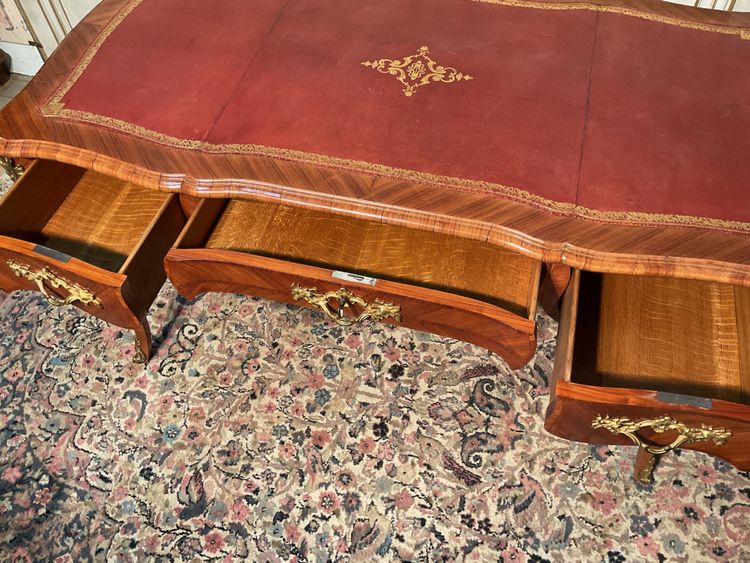 Scrivania piatta in palissandro e bellissimi bronzi