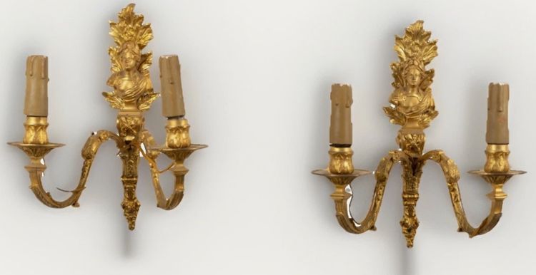 Coppia di applique del XIX secolo in bronzo cesellato e dorato, fusto a forma di guaina fogliata decorata con busto