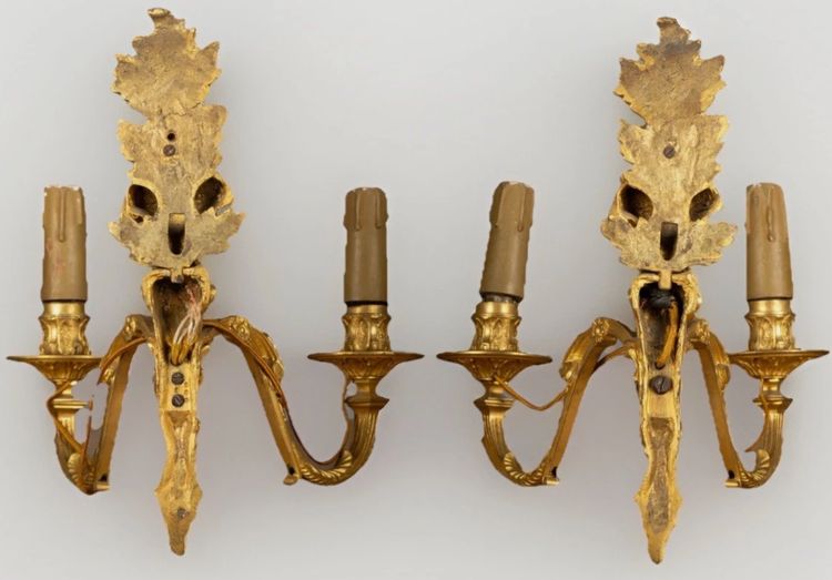 Coppia di applique del XIX secolo in bronzo cesellato e dorato, fusto a forma di guaina fogliata decorata con busto