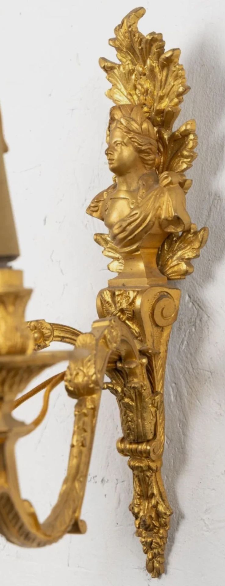 Coppia di applique del XIX secolo in bronzo cesellato e dorato, fusto a forma di guaina fogliata decorata con busto