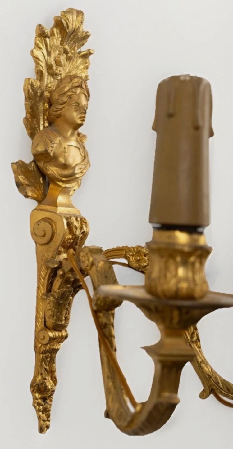 Coppia di applique del XIX secolo in bronzo cesellato e dorato, fusto a forma di guaina fogliata decorata con busto