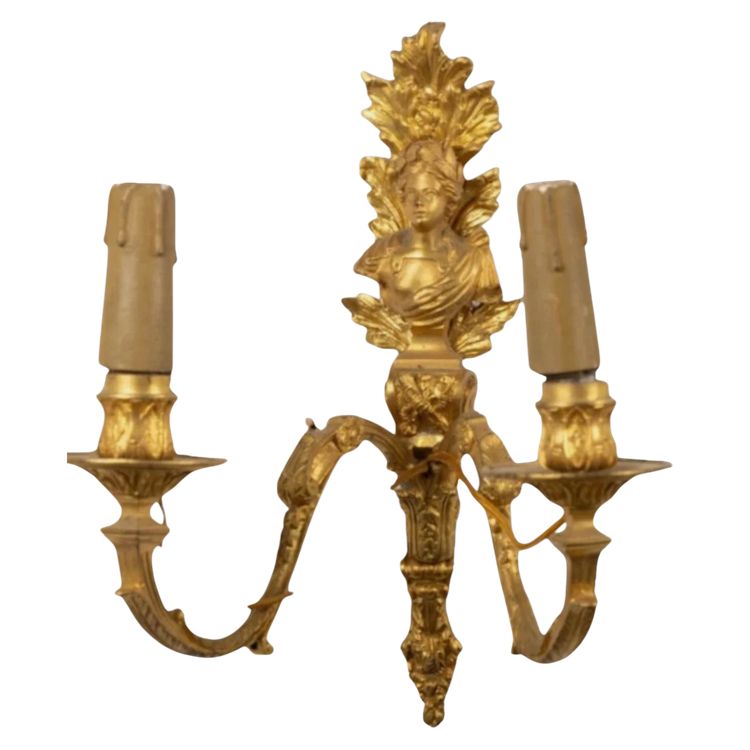 Coppia di applique del XIX secolo in bronzo cesellato e dorato, fusto a forma di guaina fogliata decorata con busto