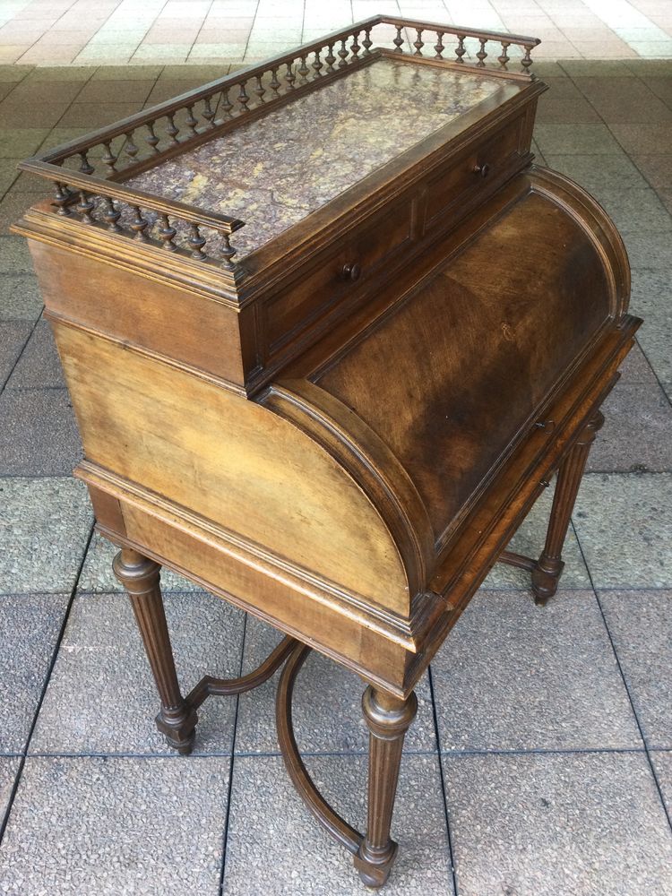 Un petit bureau ''cylindre'' en noyer