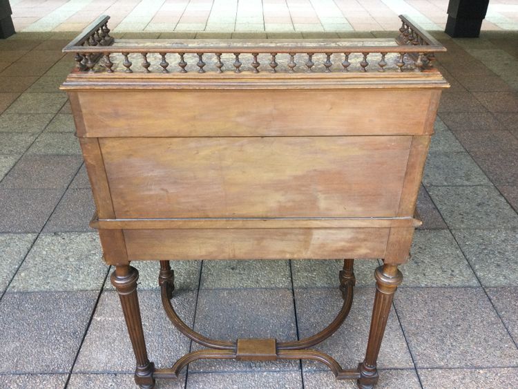 Un petit bureau ''cylindre'' en noyer
