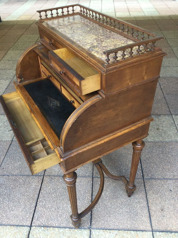 Un petit bureau ''cylindre'' en noyer