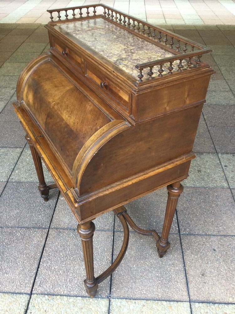Un petit bureau ''cylindre'' en noyer