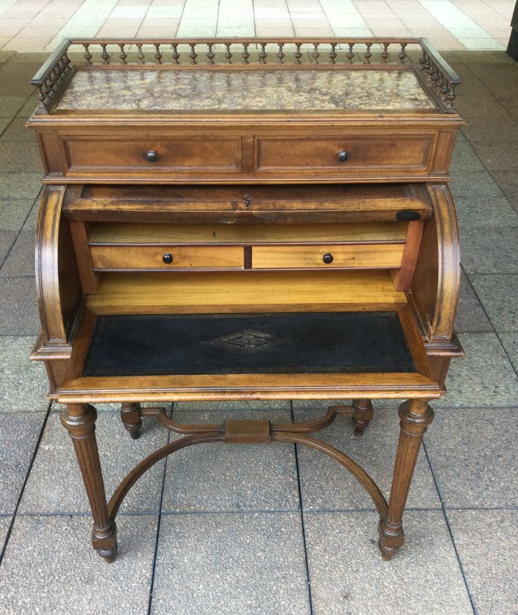 Un petit bureau ''cylindre'' en noyer