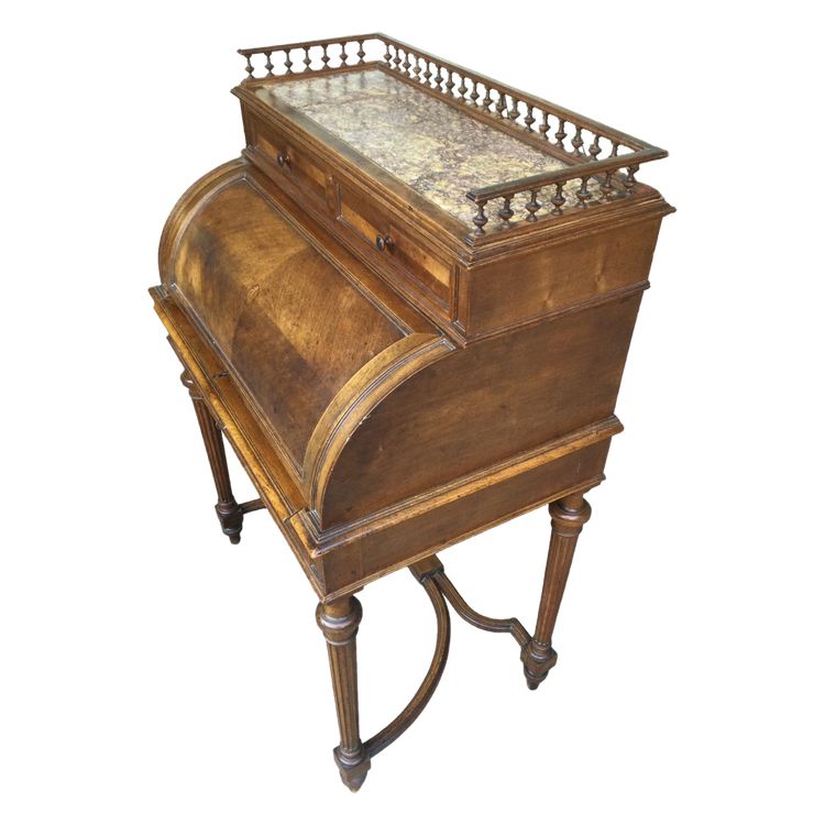 Un petit bureau ''cylindre'' en noyer