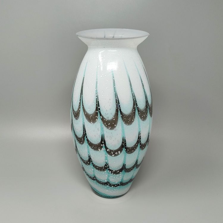 Vase de luxe artisanal en verre de Murano des années 1960. Fabriqué en Italie.