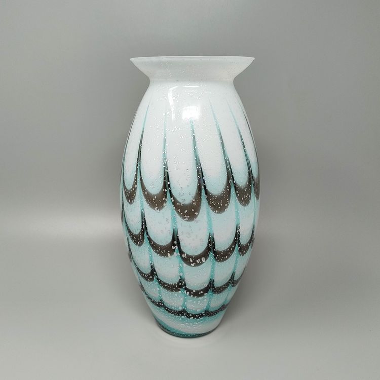 Vase de luxe artisanal en verre de Murano des années 1960. Fabriqué en Italie.