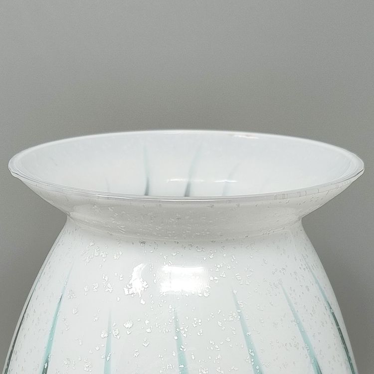 Vase de luxe artisanal en verre de Murano des années 1960. Fabriqué en Italie.