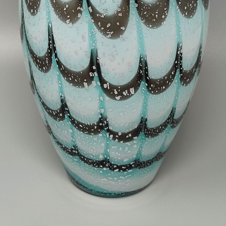 Vase de luxe artisanal en verre de Murano des années 1960. Fabriqué en Italie.