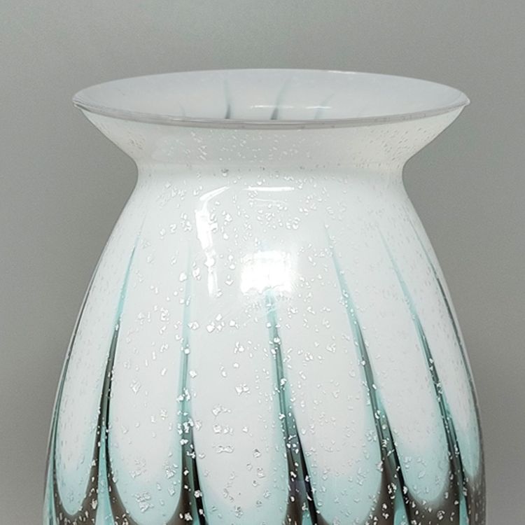Vase de luxe artisanal en verre de Murano des années 1960. Fabriqué en Italie.