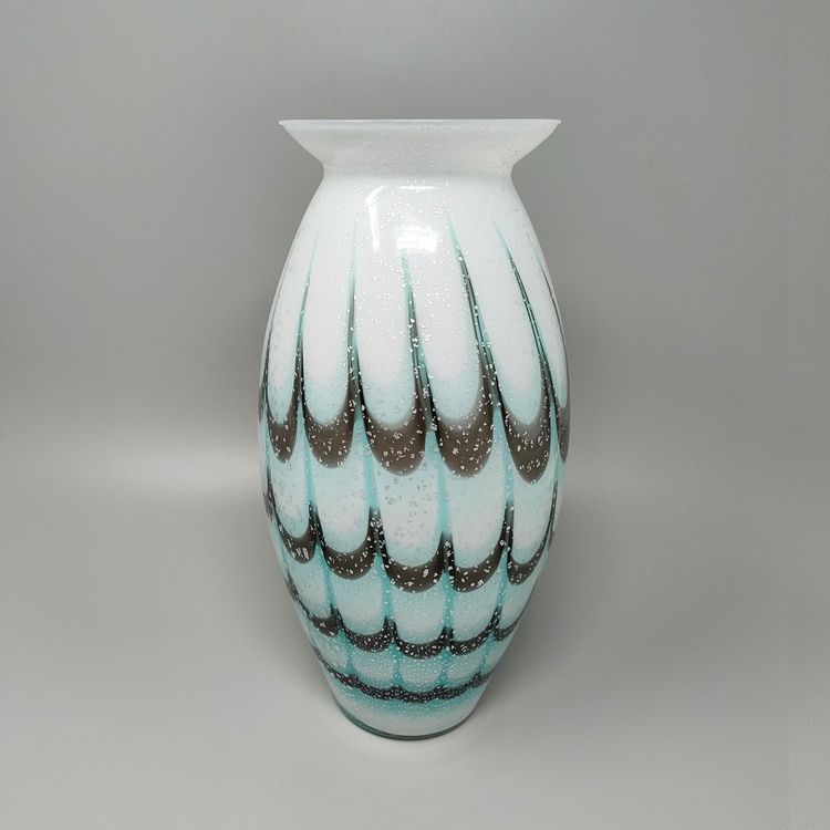 Vase de luxe artisanal en verre de Murano des années 1960. Fabriqué en Italie.