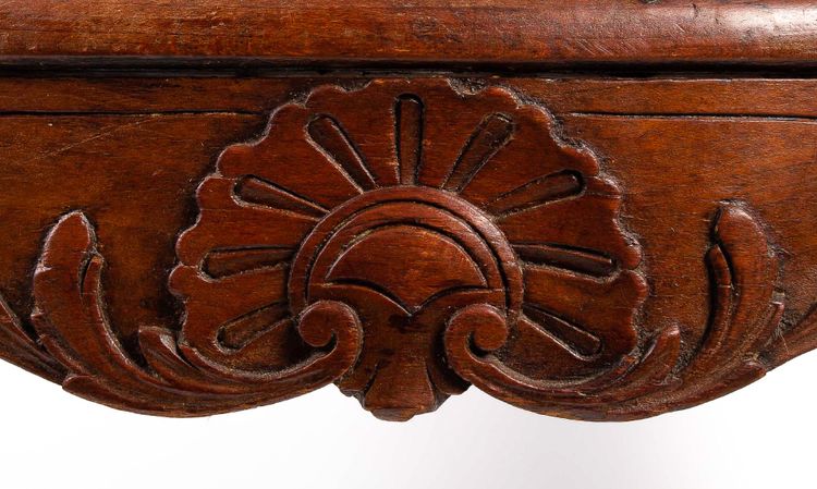 Fauteuil à fond de cannes en bois naturel mouluré et sculpté d’époque Régence vers 1720