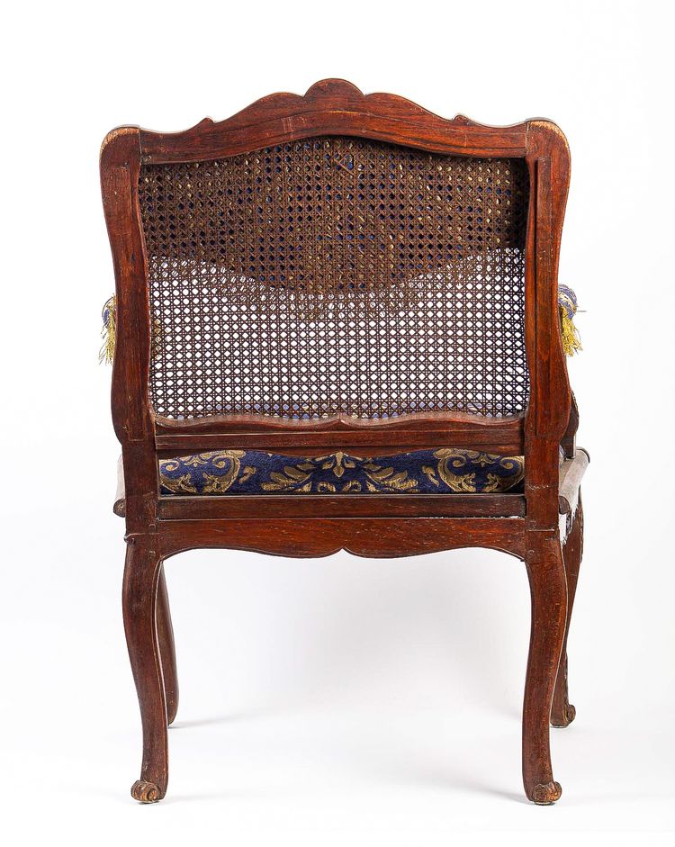 Fauteuil à fond de cannes en bois naturel mouluré et sculpté d’époque Régence vers 1720