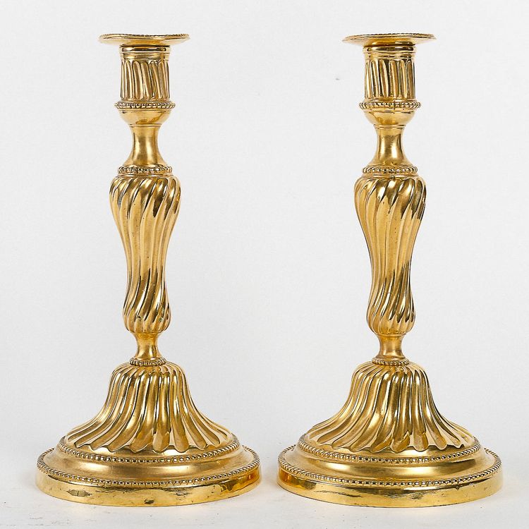 Paar Königsleuchter aus der Zeit Ludwigs XV. aus gemeißelter und vergoldeter Bronze, um 1750, als Lampen montiert