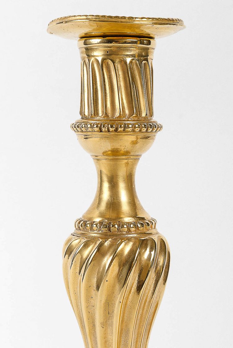 Paar Königsleuchter aus der Zeit Ludwigs XV. aus gemeißelter und vergoldeter Bronze, um 1750, als Lampen montiert