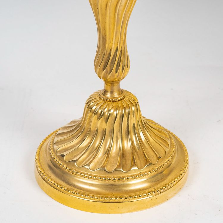 Paar Königsleuchter aus der Zeit Ludwigs XV. aus gemeißelter und vergoldeter Bronze, um 1750, als Lampen montiert