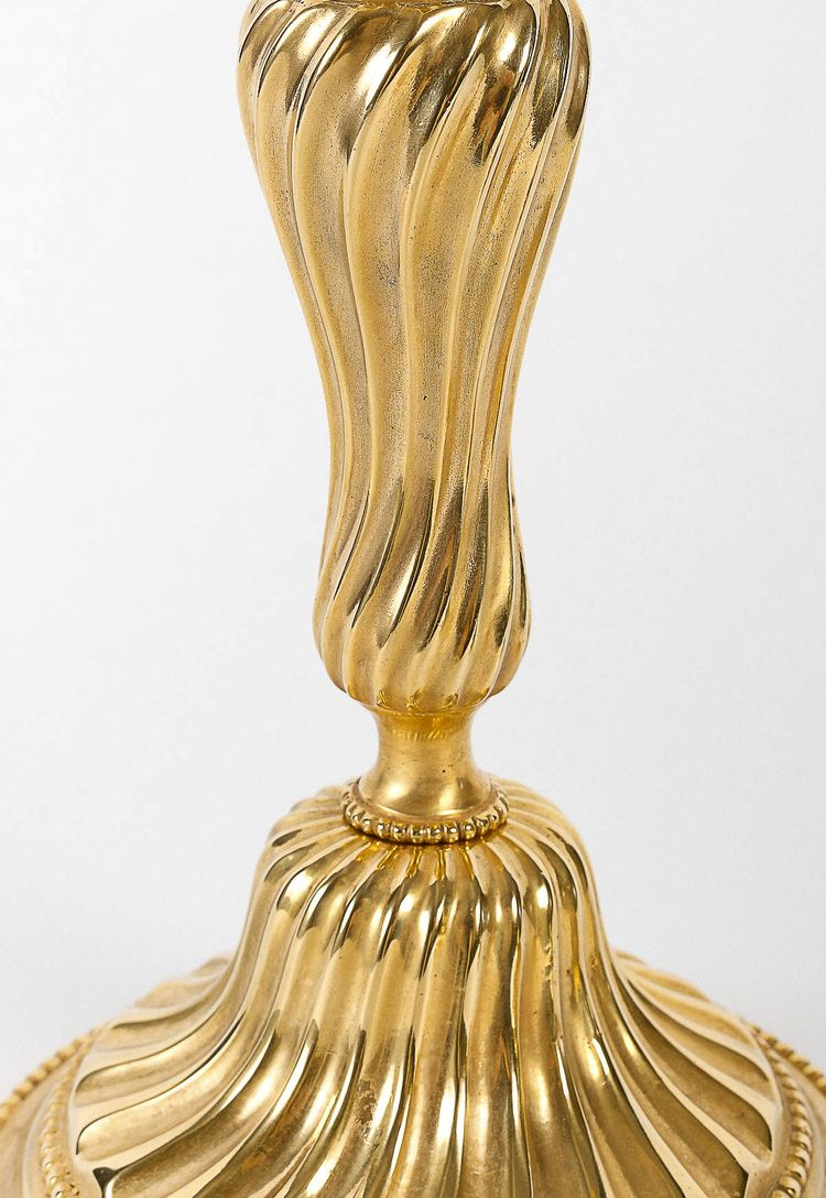 Paar Königsleuchter aus der Zeit Ludwigs XV. aus gemeißelter und vergoldeter Bronze, um 1750, als Lampen montiert